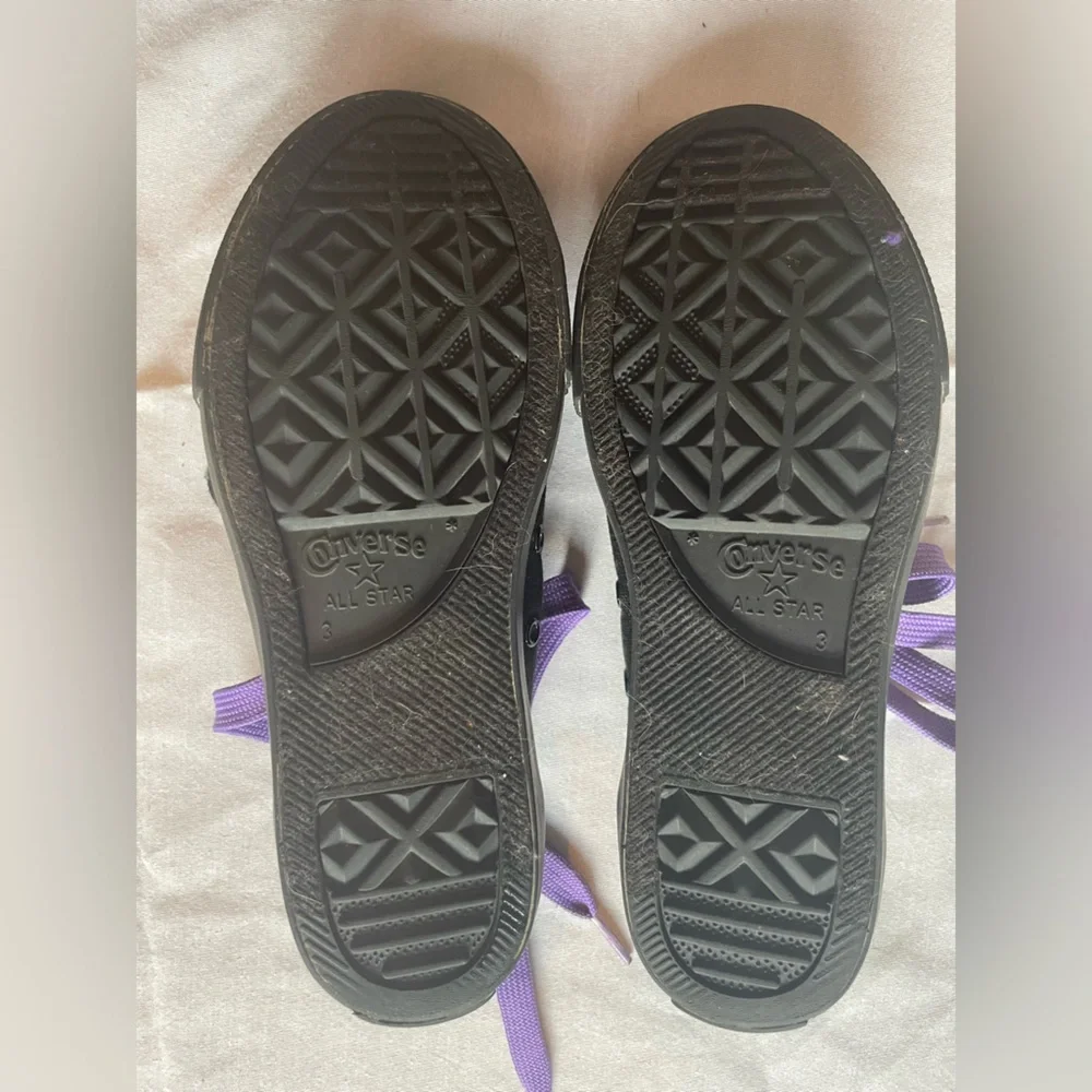- - Black Low Top Converse Purple Laces kids size 3 EUC